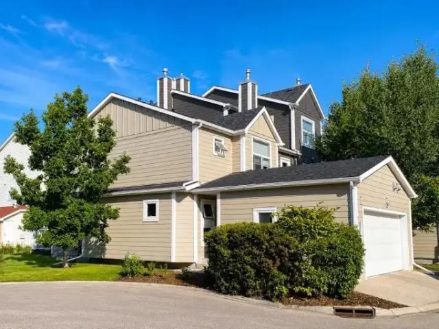 3 Bedroom House Calgary AB 102578698
