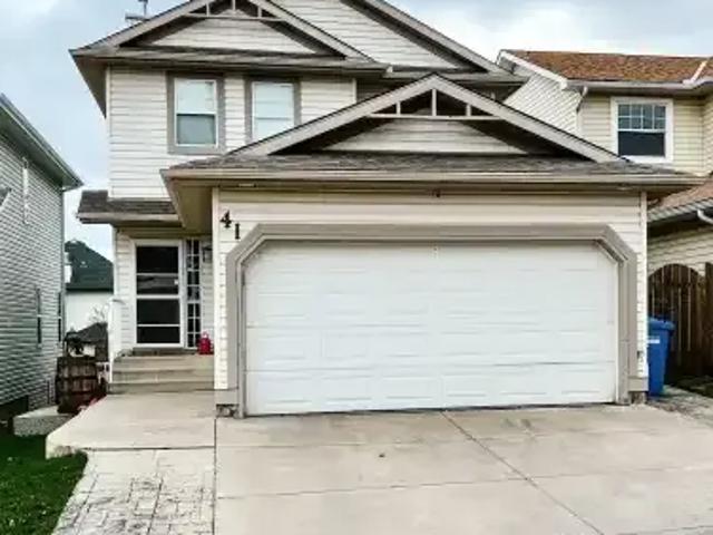 3 Bedroom House Calgary AB 102752144