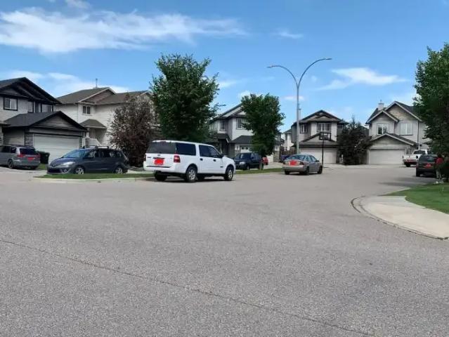 3 Bedroom House Calgary AB 102811656