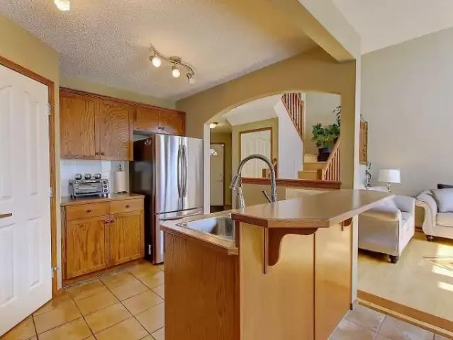 3 Bedroom House Calgary AB 103060374