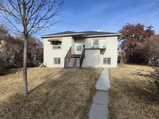 3 Bedroom House Calgary AB 104470348