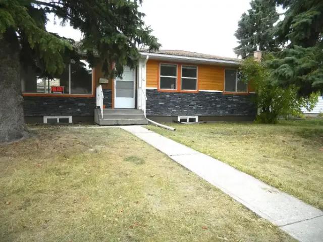 3 Bedroom House Calgary AB 104535481