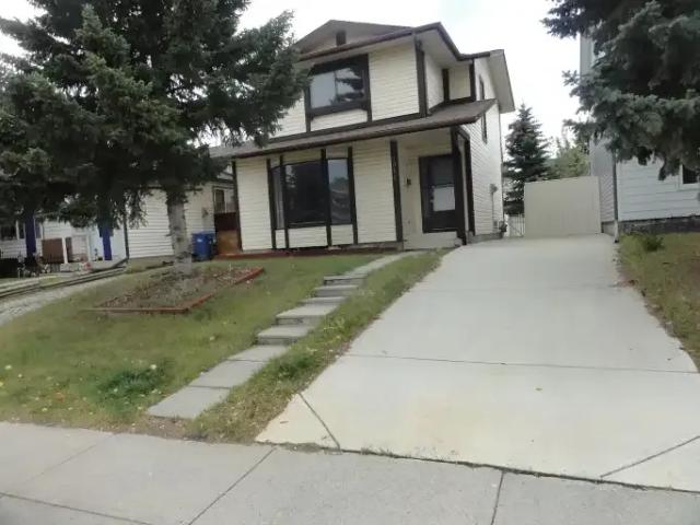 3 Bedroom House Calgary AB 104535360
