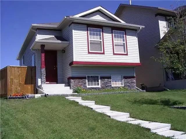 3 Bedroom House Calgary AB 104782768