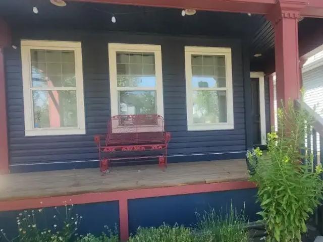 3 Bedroom House Calgary AB 104876680