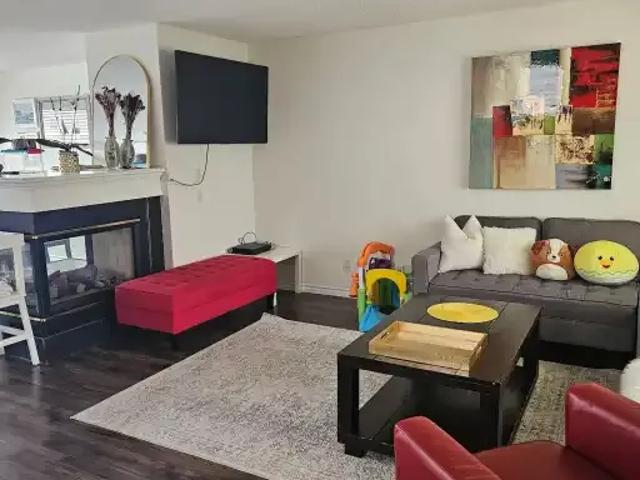 3 Bedroom House Calgary AB 104106385