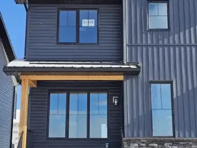 3 Bedroom House Calgary AB 104179128