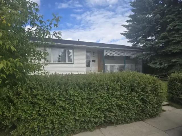 3 Bedroom House Calgary AB 104181801