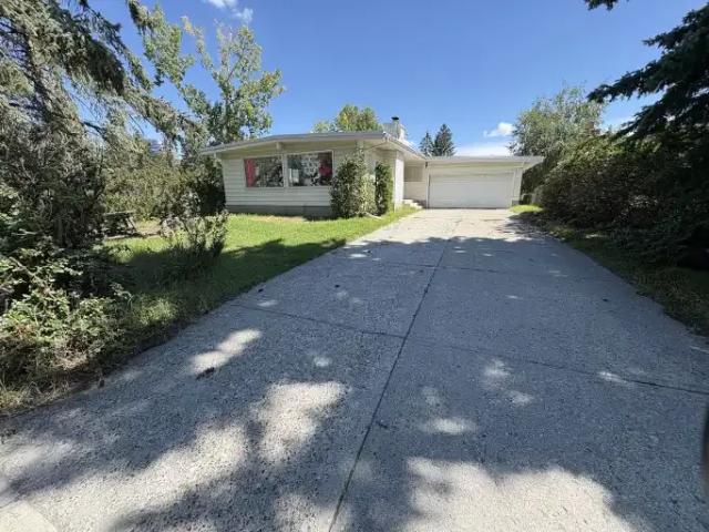 3 Bedroom House Calgary AB 104181045