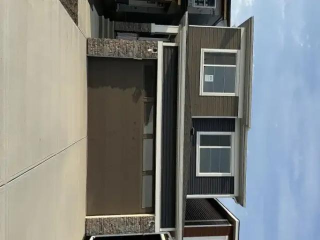 3 Bedroom House Calgary AB 104181080