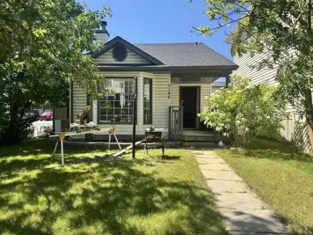 3 Bedroom House Calgary AB 104182626