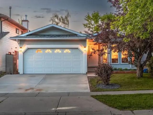 3 Bedroom House Calgary AB 104182101