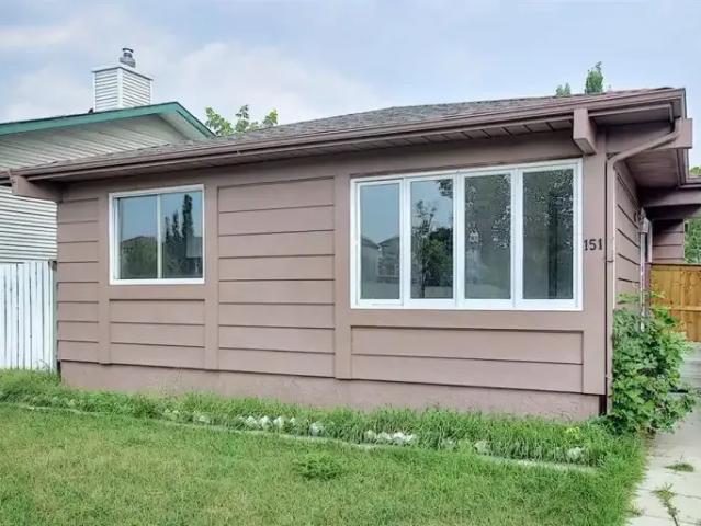 3 Bedroom House Calgary AB 105526145