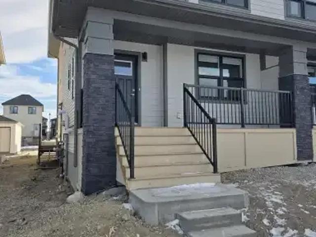 3 Bedroom House Calgary AB 105248579