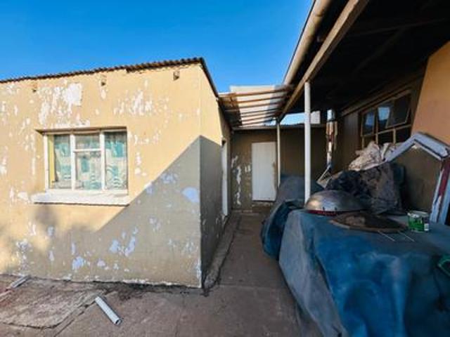 3 bedroom house available on the mar.