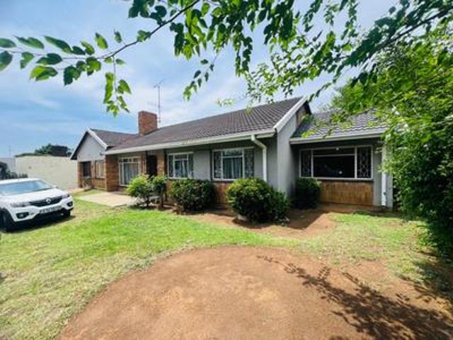 3 bedroom house available on the mar.