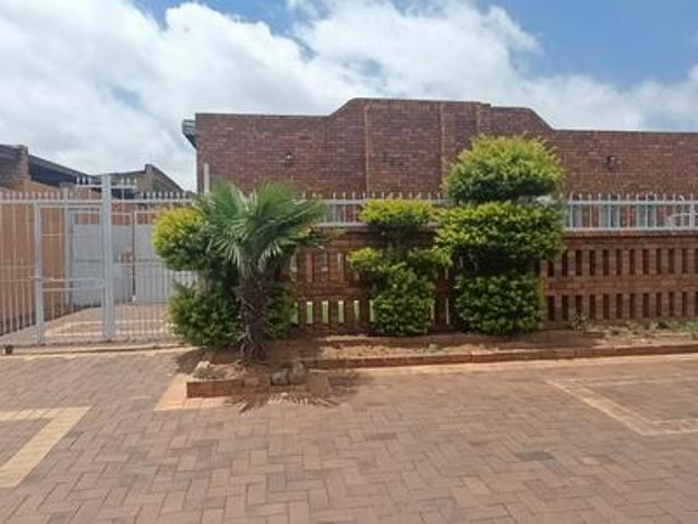 3 bedroom house available in orlando east
