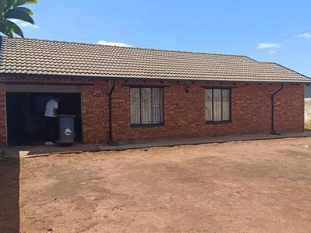 3 bedroom house available in protea glen