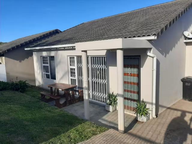 3 Bedroom House Beacon Bay Beacon Bay 103177555