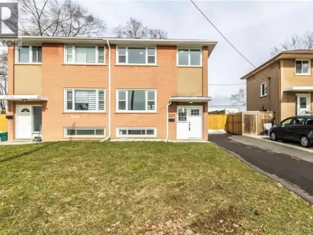 3 Bedroom House Burlington ON 101789797