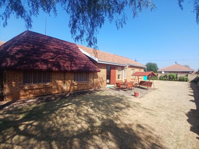 3 Bedroom House For Sale in Carletonville Central