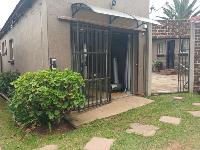 3 Bedroom House For Sale in Castleview