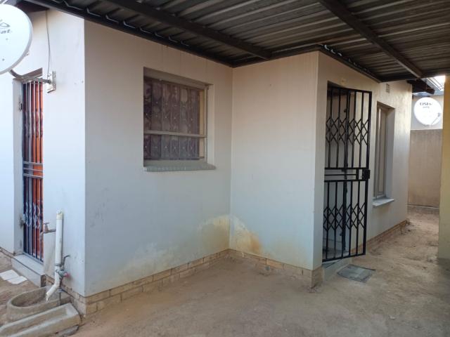 3 Bedroom House For Sale in Clayville East