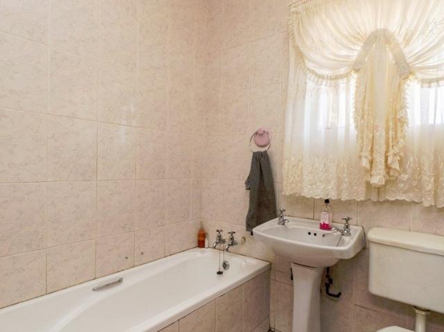3 Bedroom House For Sale in Crown Gardens