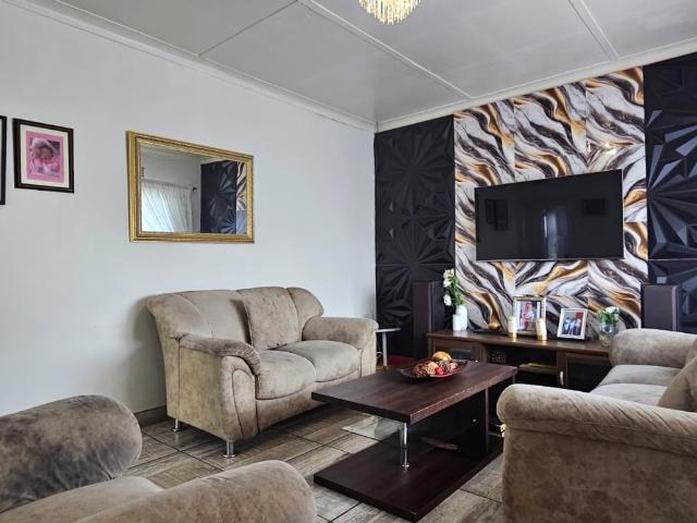 3 Bedroom House For Sale in Crown Gardens