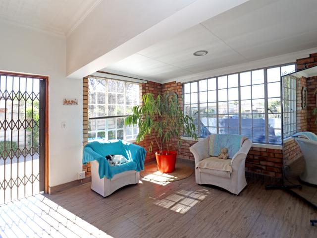 3 Bedroom House For Sale in Airfield