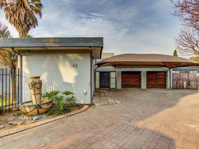 3 Bedroom House For Sale in Aston Manor