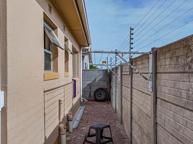 3 Bedroom House For Sale in Bothasig