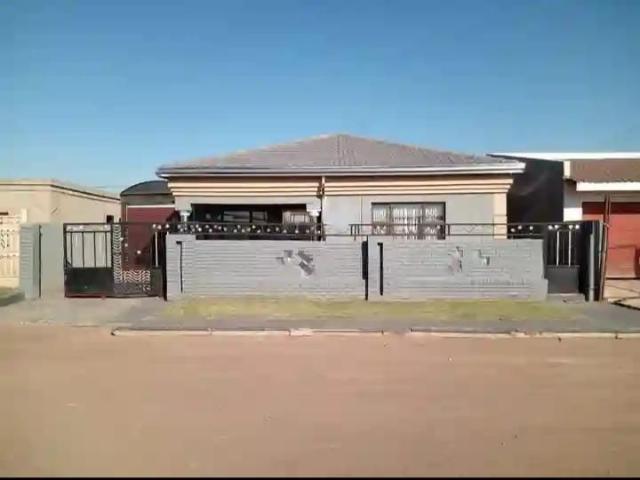 3 Bedroom House For Sale in Bophelong