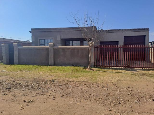 3 Bedroom House For Sale in Bophelong