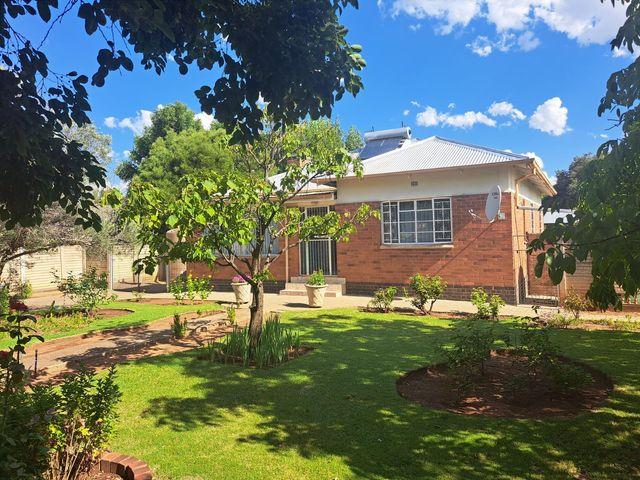 3 Bedroom House For Sale in Bayswater