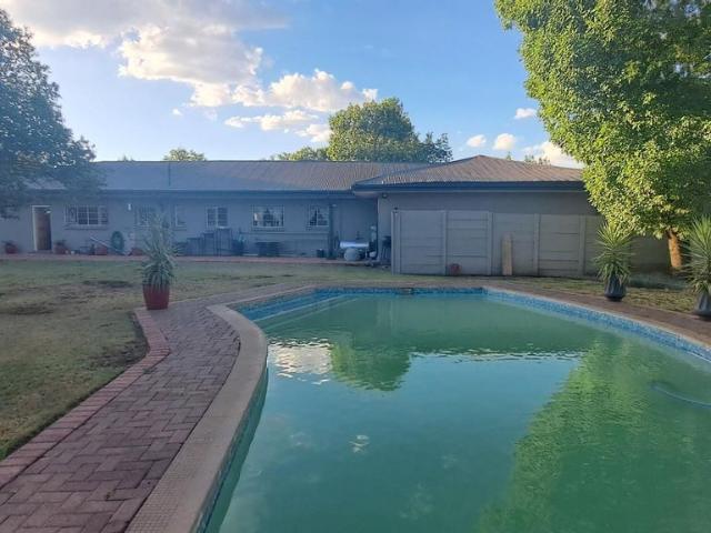 3 Bedroom House For Sale in Bayswater