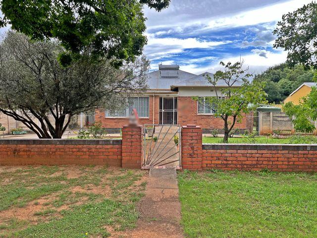 3 Bedroom House For Sale in Bayswater