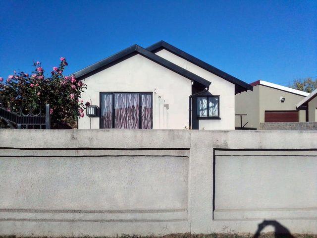 3 Bedroom House For Sale in Beverley Hills