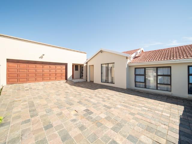 3 Bedroom House For Sale in Beacon Bay