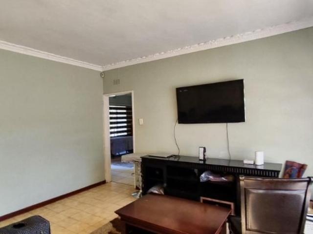 3 Bedroom House For Sale in Birchleigh North