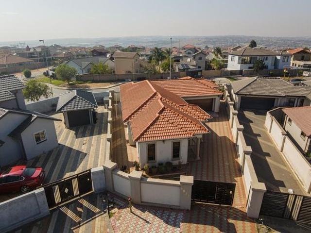 3 Bedroom House For Sale in Blue Hills