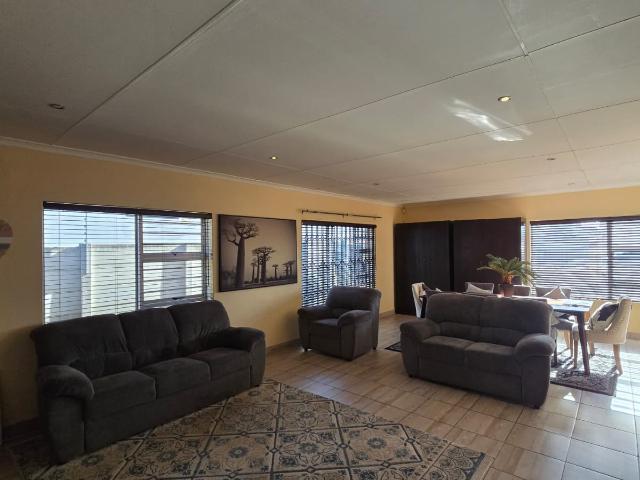 3 Bedroom House For Sale in Bluewater Bay