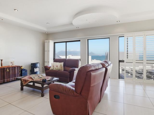 3 Bedroom House For Sale in Bloubergstrand