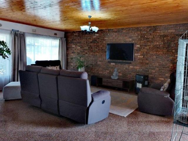 3 Bedroom House For Sale in Brackendowns