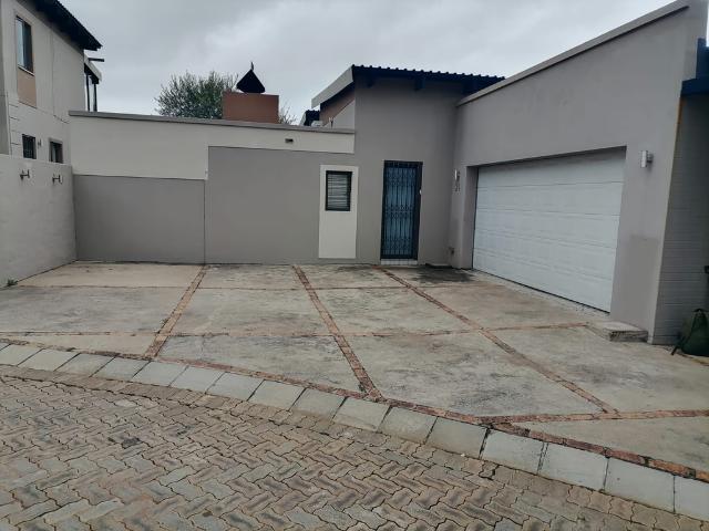 3 Bedroom House For Sale in Geelhoutpark