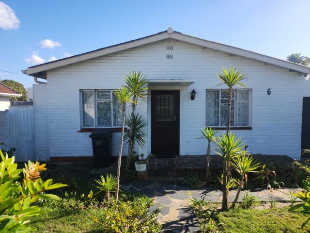 3 Bedroom House For Sale in Grassy Park