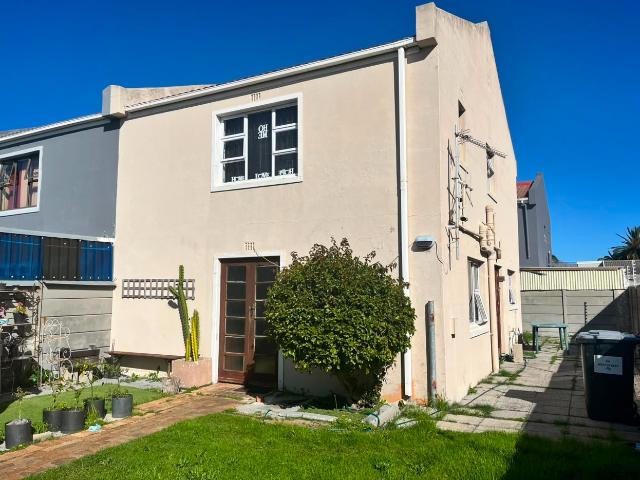 3 Bedroom House For Sale in Grassy Park