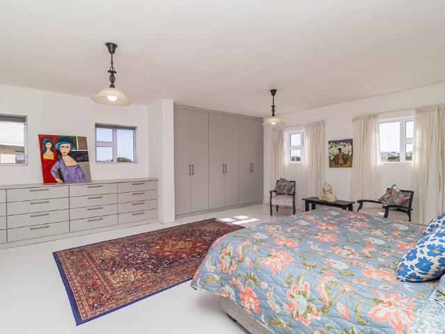 3 Bedroom House For Sale in Grotto Bay