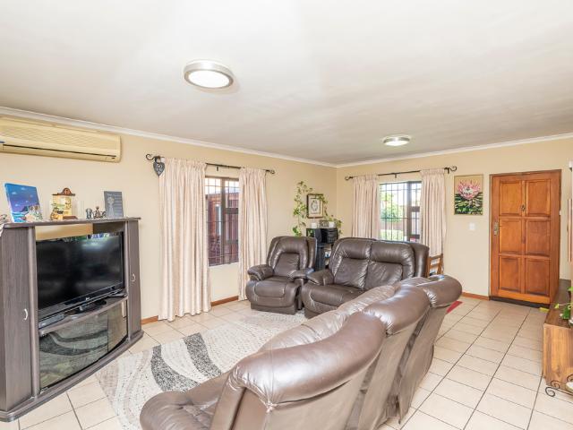 3 Bedroom House For Sale in De Oude Spruit