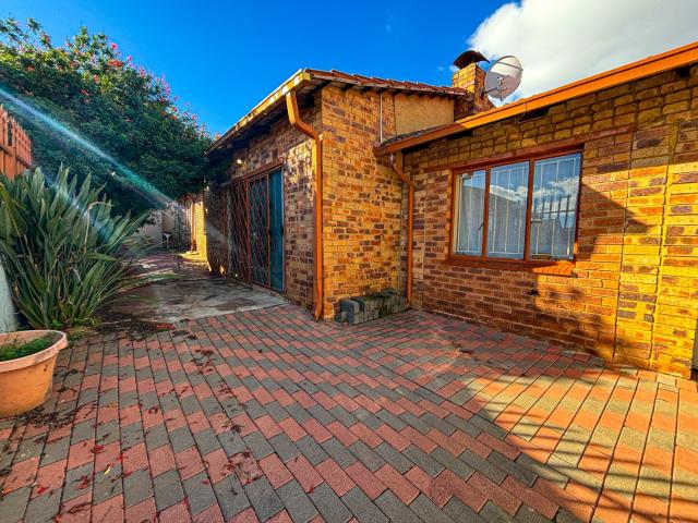 3 Bedroom House For Sale in Dhlamini